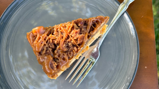 Dutch Stroopwafel Caramel Apple Cheesecake with Pecan Topping – Irresistible Homemade Dessert