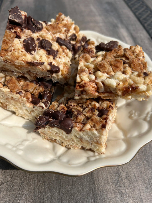 stroopwafel s'more rice krispie squares on plate