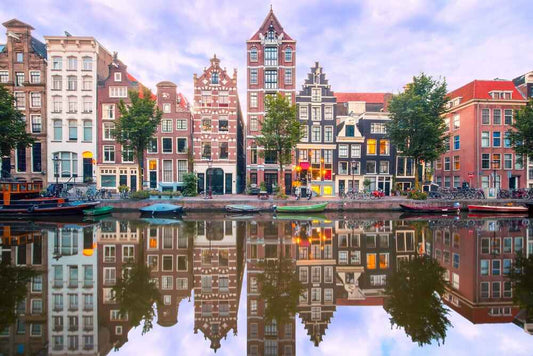 A cozy image of Amsterdam that perfectly describes the meaning of gezellig